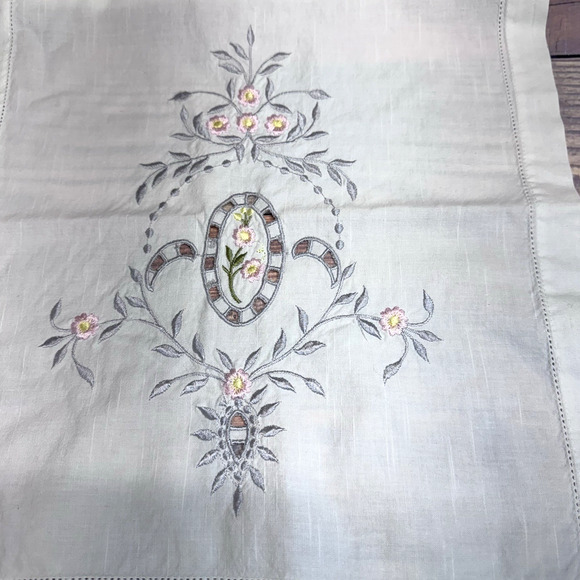 Vintage Set Embroidered‎ Linen Table Runner w 2 Napkins Gray Pink Floral Eyelet - Picture 3 of 4